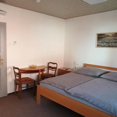 Rozmberska 62, Guest house