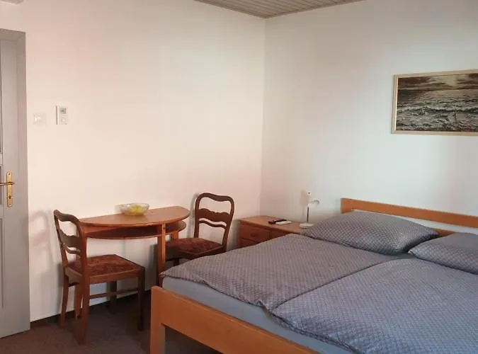 Rožmberská 62, Pensión